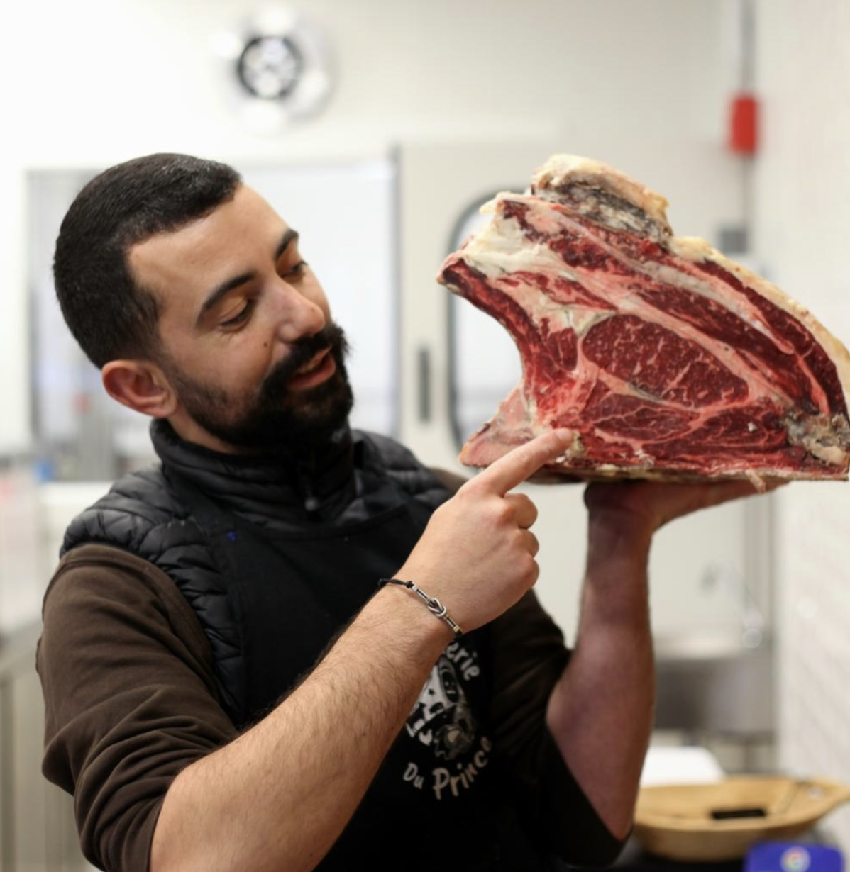 Artisan boucher au travail à Toulouse